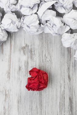 Buruşmuş kağıt toplar. 