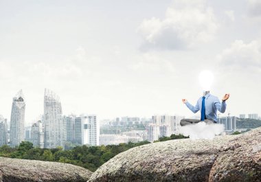 Lotus poz oturan işadamı