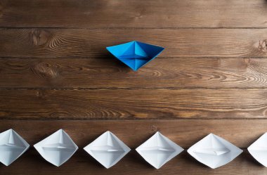 Beyaz ve renkli kağıt tekneler ahşap masa üzerinde