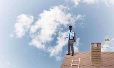 işadamı ile kamera zoom evin çatısında