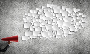 Holding kağıt trompet işkadını el 