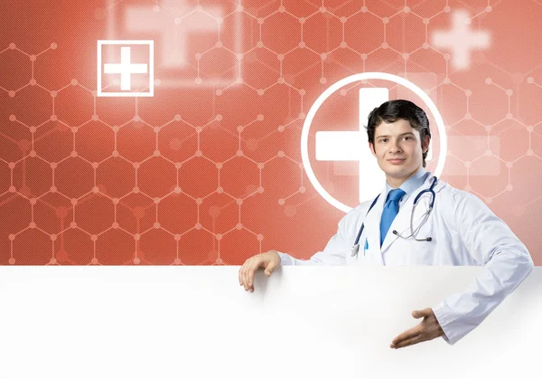 Lekarz posiadający biały pusty transparent — Zdjęcie stockowe