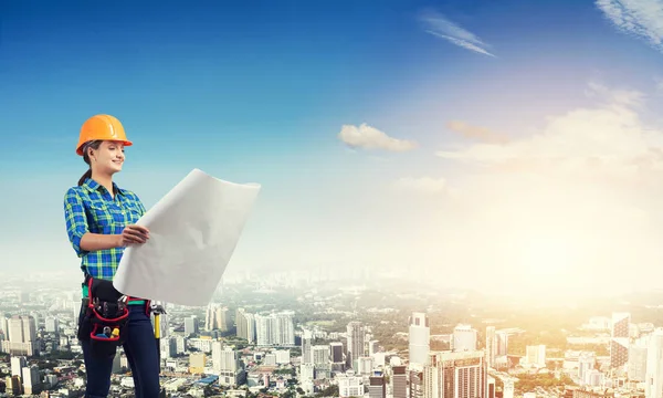 Ingeniera mujer con plano — Foto de Stock