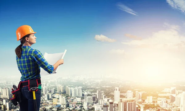 Ingeniera mujer con plano — Foto de Stock