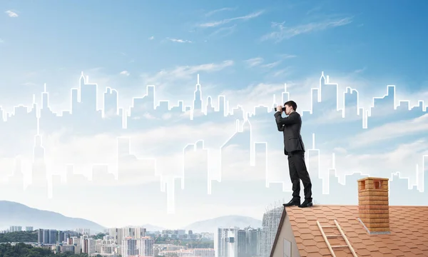Hombre de negocios viendo paisaje urbano en prismáticos — Foto de Stock