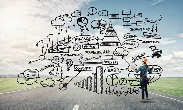 Kask içinde mühendis kadın arkadan görünüm 