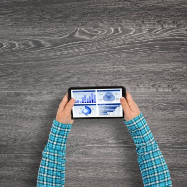 tablet pc ile diyagramları kullanarak eller 