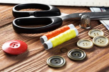 dikiş seti aksesuarları masada 