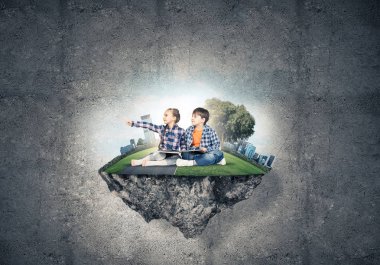  yüzen ada ve çocuk