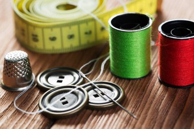 dikiş seti aksesuarları masada 