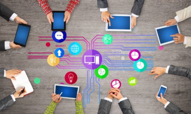 insanlar aygıtlarla birlikte çalışan eller 