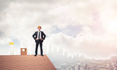 Çatıda duran mühendisi