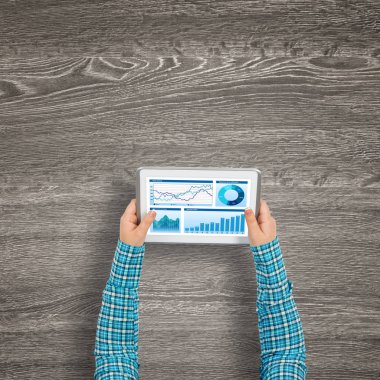 tablet pc ile diyagramları kullanarak eller 