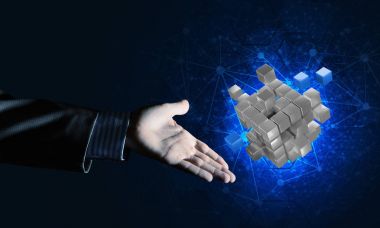 küp şekil tutan işadamı el 