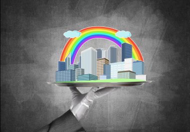 Şehir modeli ile tepsi tutan el 