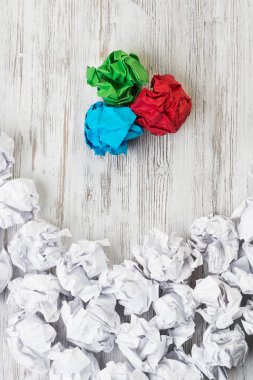 Buruşmuş kağıt toplar.