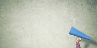 Duyuru yapmak kadın kapatmak