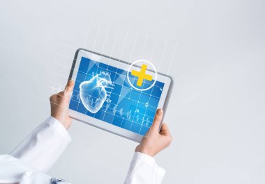 Elinde tıp arabirimi ekranlı tablet 