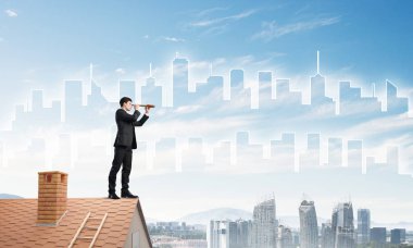 işadamı Çatının kenarında elbiseli