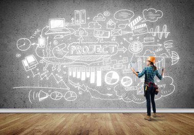 Kask içinde mühendis kadın arkadan görünüm 