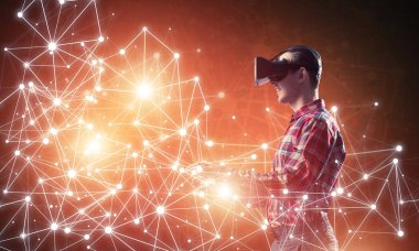 Sanal gerçeklik kulaklığı olan adam.