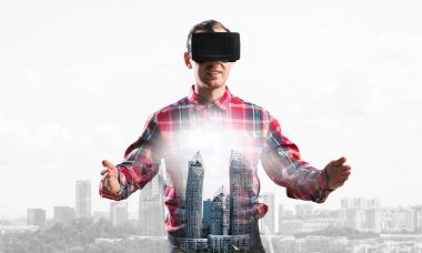 Sanal gerçeklik kulaklığı olan adam.