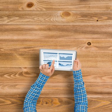 tablet pc ile diyagramları kullanarak eller 