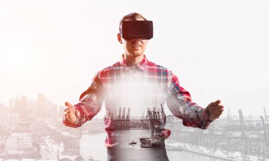 Sanal gerçeklik kulaklığı olan adam.