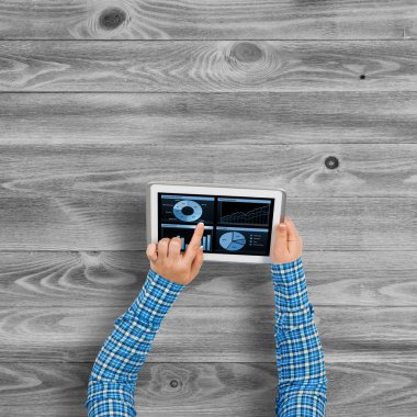 tablet pc ile diyagramları kullanarak eller 