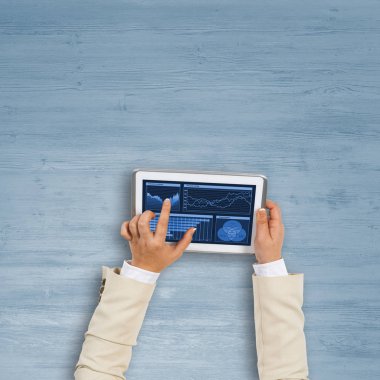 Tablet PC'yi kullanma işkadını eller