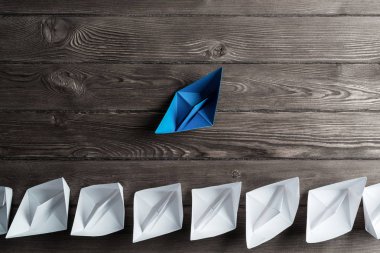 Beyaz ve renkli kağıt tekneler ahşap masa üzerinde