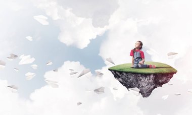 yüzen ada üzerinde oturan kız