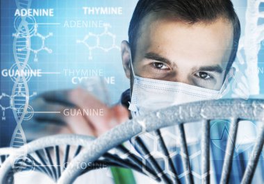 Yakışıklı bilim adamı araştırma yapma  