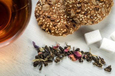 Bitkisel çay ve tatlı kurabiye