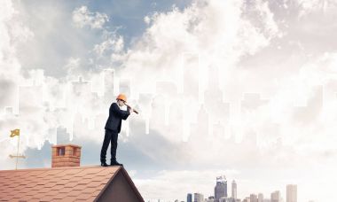 Çatıda duran ve spyglass içinde arayan adam.