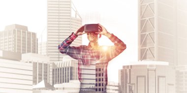 Sanal gerçeklik kulaklığı olan adam.