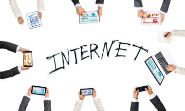 insanlar aygıtlarla birlikte çalışan eller 