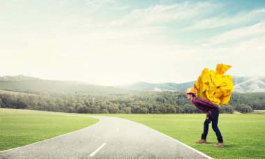 adam taşıma kağıt topu 