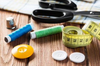 dikiş seti aksesuarları masada 