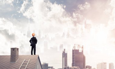 Çatıda duran mühendisi