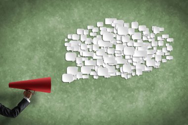 Holding kağıt trompet işkadını el 