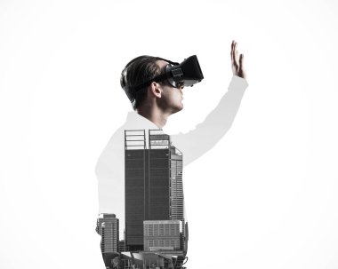 Sanal gerçeklik kulaklığı olan adam.