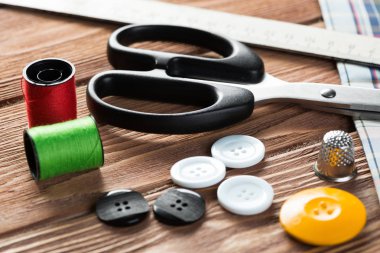 dikiş seti aksesuarları masada 