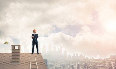 Çatıda duran mühendisi