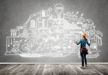 Kask içinde mühendis kadın arkadan görünüm 