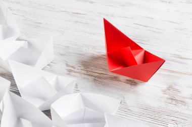 Beyaz ve renkli kağıt tekneler ahşap masa üzerinde