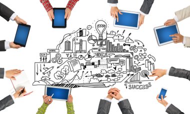 insanlar aygıtlarla birlikte çalışan eller 