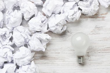 topları buruşuk kağıt ve ampul