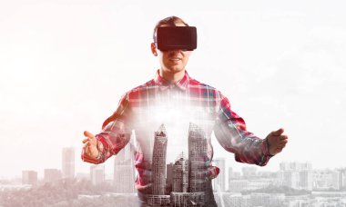 Sanal gerçeklik kulaklığı olan adam.