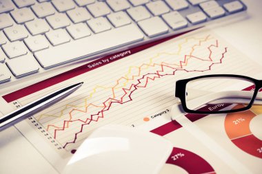 İş işyeri ile klavye ve gözlük  